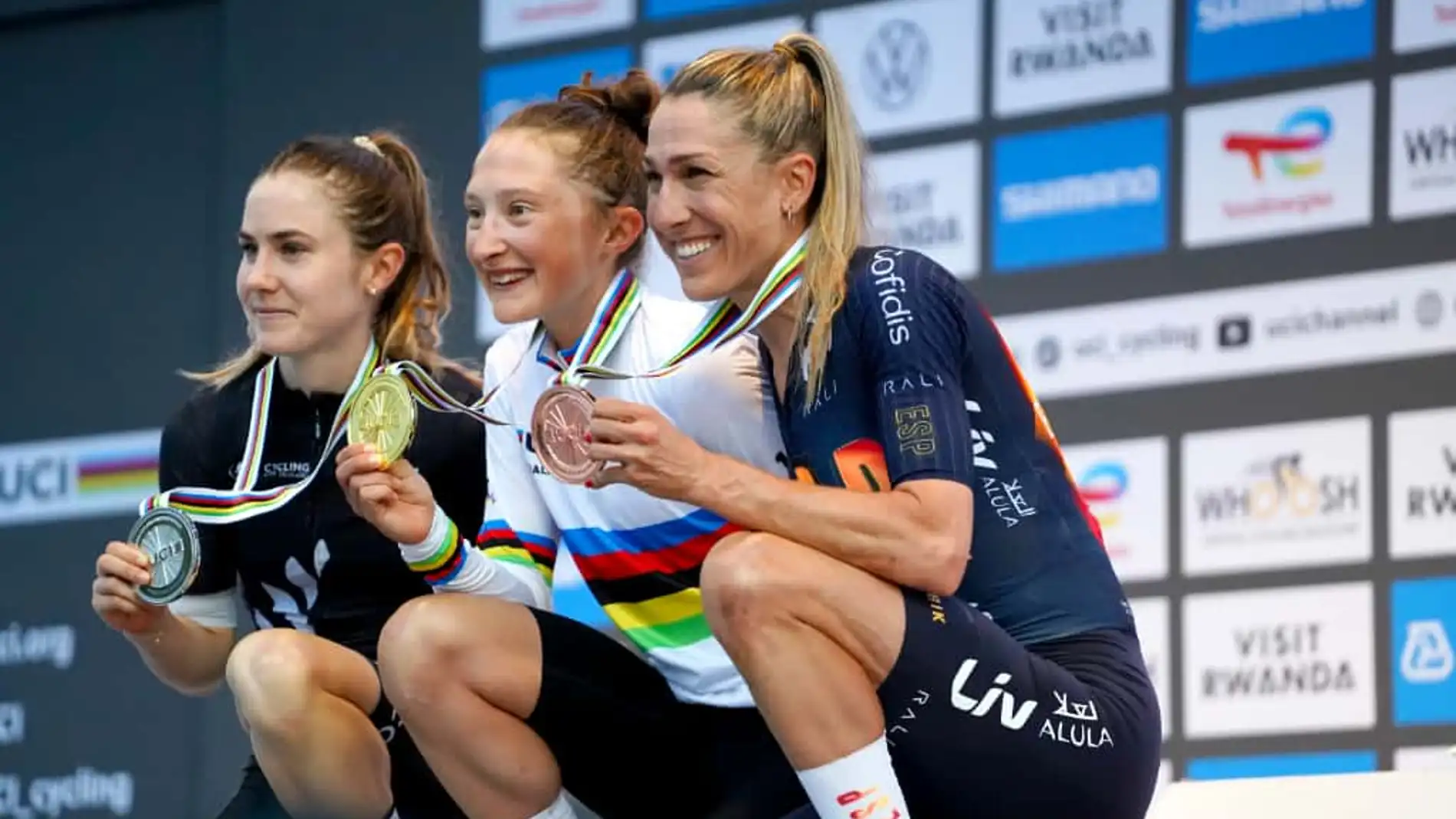 Mavi García posa en el podio con su medalla de bronce