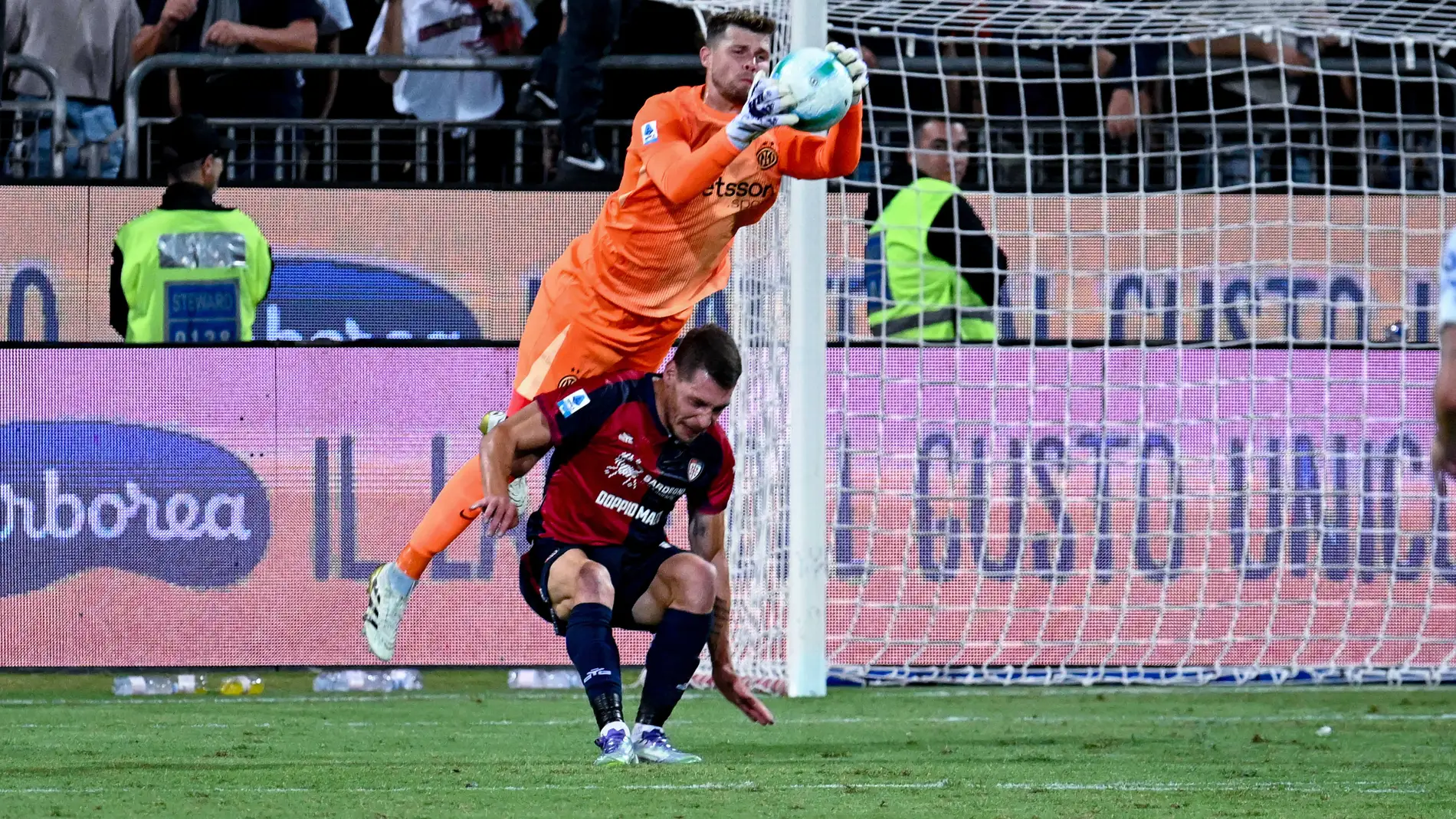 Cagliari's Andrea Belotti, bottom, gets injured as Inter goalkeeper Josep Martínez grabs the ball during the Serie A soccer match between Cagliari Calcio and Inter Milan at the Unipol Domus in Cagliari, Italy. (Gianluca Zuddas/LaPresse via AP)