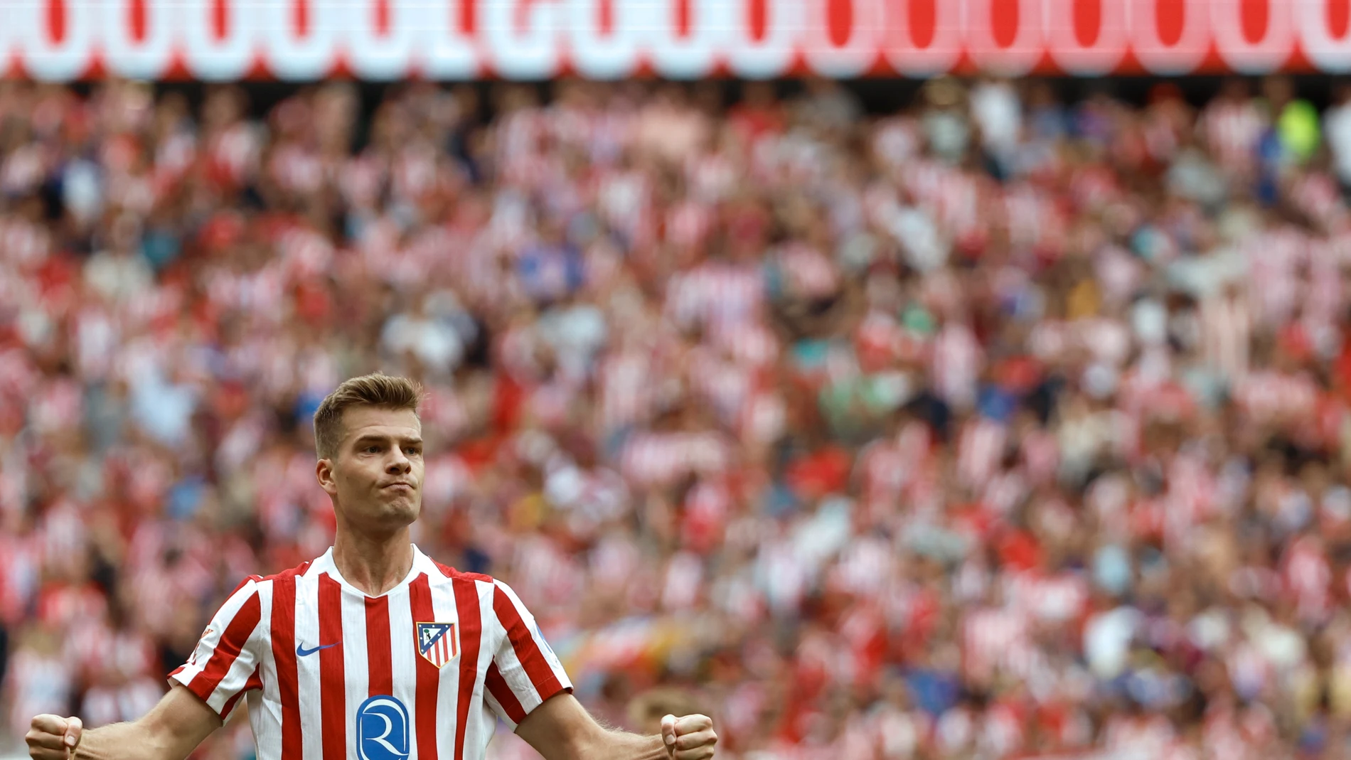 MADRID, 27/09/2025.- El delantero noruego del Atlético de Madrid Alexander Sørloth (2d) celebra tras anotar el segundo gol del equipo durante el partido de LaLiga EA Sports entre el Real Madrid y el Atlético de Madrid, que se disputa en el estadio Riyadh Air Metropolitano este sábado. EFE/ Sergio Pérez