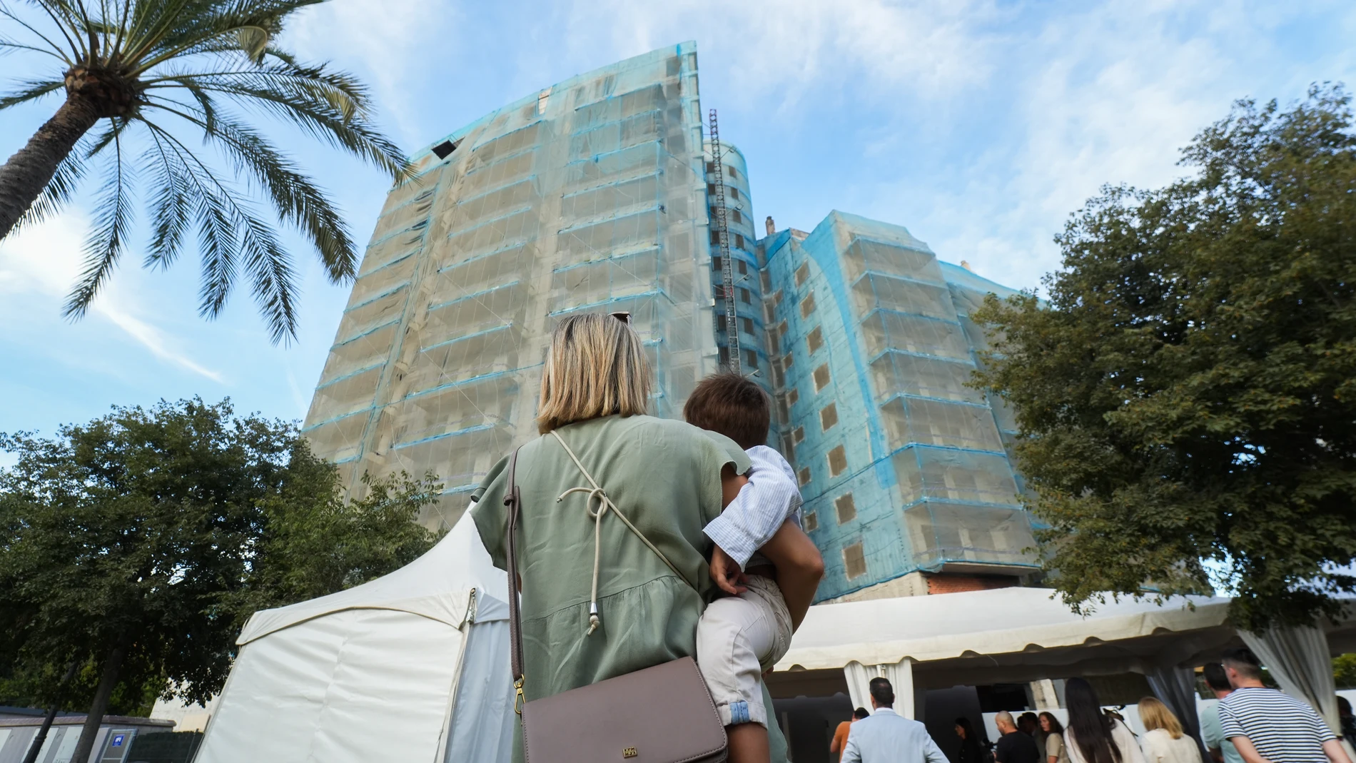 Un grupo de personas durante el acto conmemorativo tras cumplirse un año del incendio del edificio de El Campanar, a 27 de septiembre de 2025, en Valencia, Comunidad Valenciana (España). El incendio, ocurrido el 22 de febrero de 2024, causó la muerte de diez personas y dejó a cientos de vecinos sin hogar. El fuego se propagó rápidamente por las 138 viviendas del complejo, destruyéndolo por completo. La causa fue un accidente y la investigación judicial concluyó sin responsables penales. 27 S...