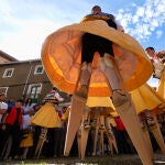 Los danzadores de Anguiano celebran Acción de Gracias con sus coloridas vueltas