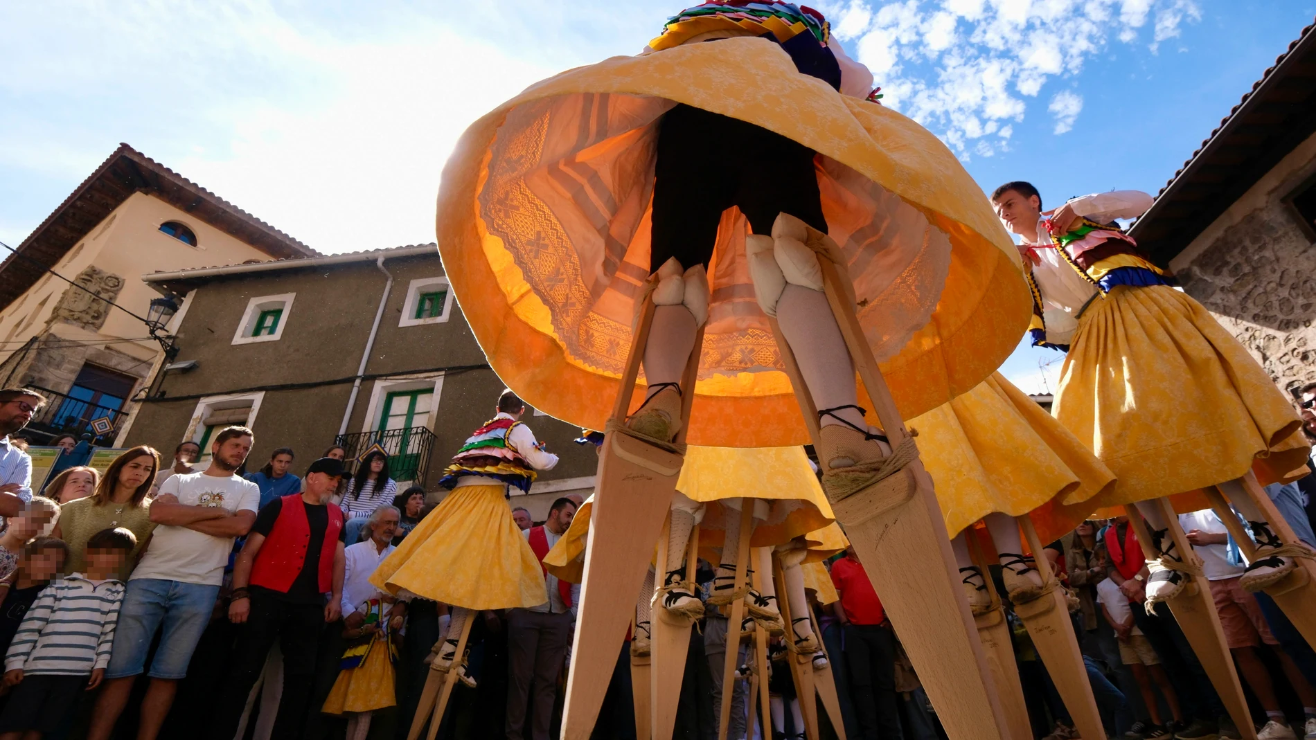 Anguiano (La Rioja), 27/09/2025.- Las espectaculares y coloridas vueltas de los ocho danzadores de Anguiano, mientras descienden por una cuesta empinada, han protagonizado este sábado la celebración de Acción de Gracias en Anguiano ante una amplia masa de espectadores. EFE/Fernando Díaz