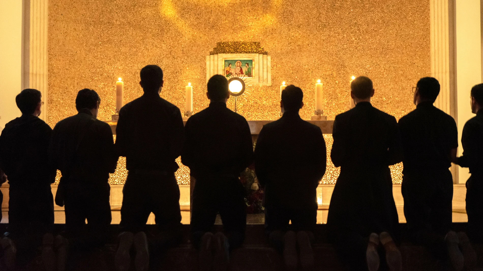 Un grupo de sacerdotes rezan en un templo