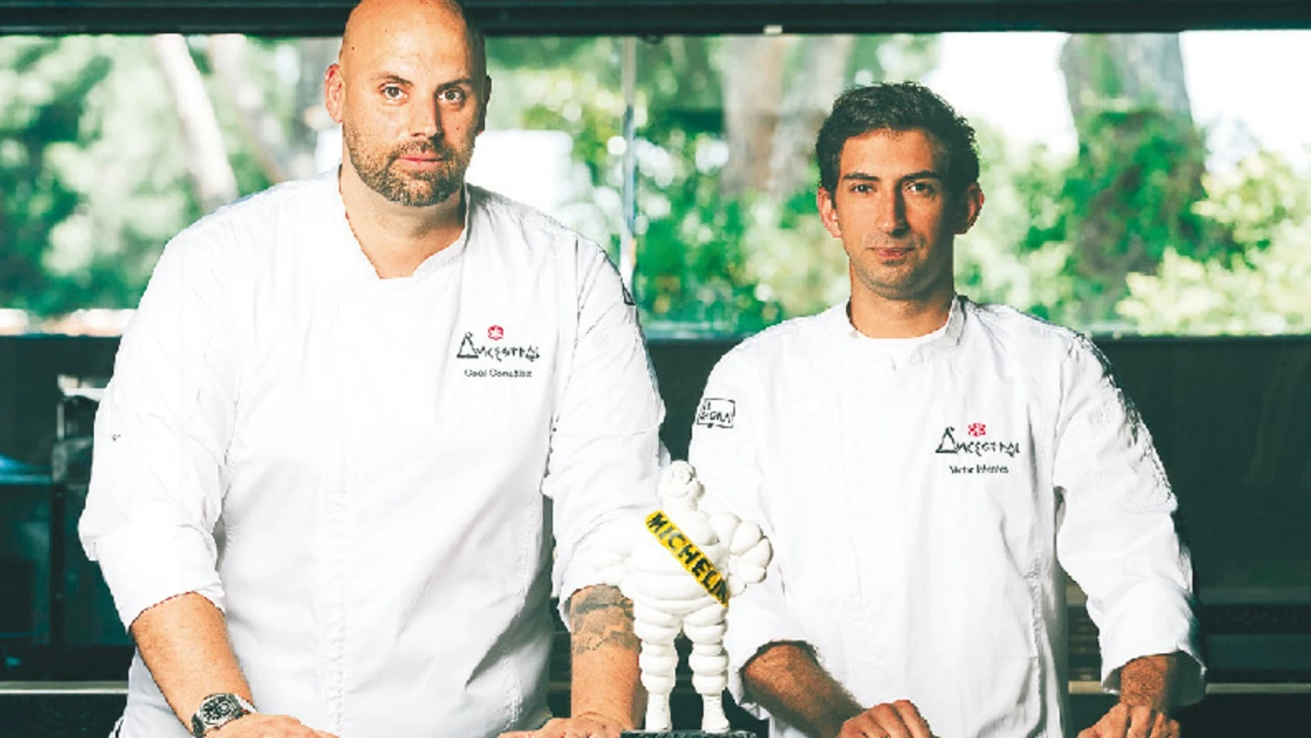 Saúl González y Víctor Infantes en la cocina vista de Ancestral, ahora situada en la urbanización Monte Alina, de Pozuelo