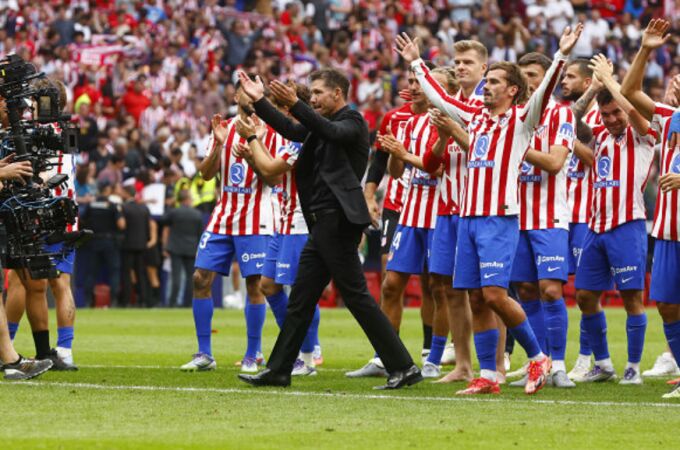 Simeone y sus jugadores celebran la victoria con su afición