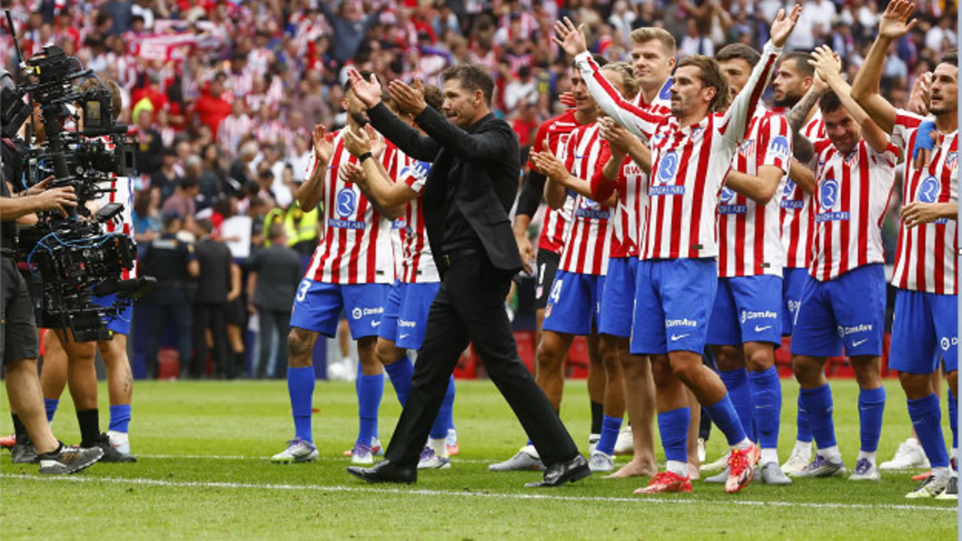 Simeone y sus jugadores celebran la victoria con su afición