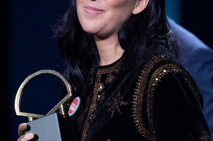 La realizadora Alauda Ruiz de Azúa tras recibir la Concha de Oro en la gala de clausura del 73 Festival Internacional de Cine de San Sebastián, por su película "Los Domingos", que se celebra hoy sábado en la capital donostiarra.