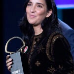 La realizadora Alauda Ruiz de Azúa tras recibir la Concha de Oro en la gala de clausura del 73 Festival Internacional de Cine de San Sebastián, por su película "Los Domingos", que se celebra hoy sábado en la capital donostiarra.