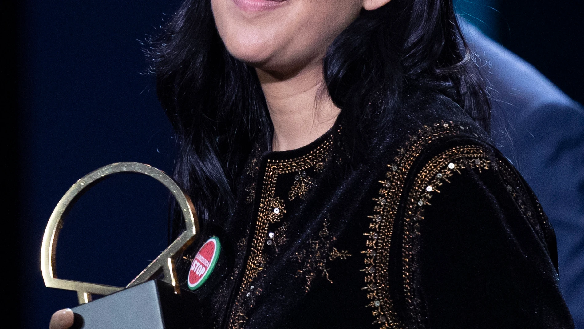 La realizadora Alauda Ruiz de Azúa tras recibir la Concha de Oro en la gala de clausura del 73 Festival Internacional de Cine de San Sebastián, por su película "Los Domingos", que se celebra hoy sábado en la capital donostiarra.