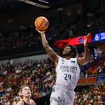 Andrés Feliz se dispone a anotar una bandeja