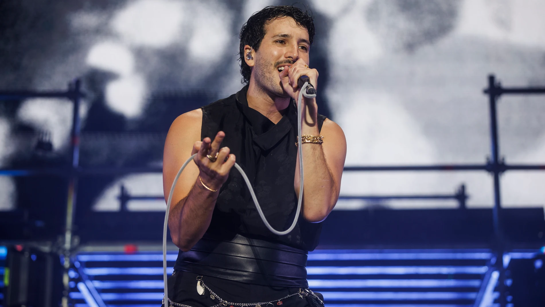 Madrid, 27/09/2025.- El músico y cantante colombiano Sebastián Yatra durante el concierto que ha ofrecido hoy sábado en el Movistar Arena en Madrid. EFE / Rodrigo Jimenez
