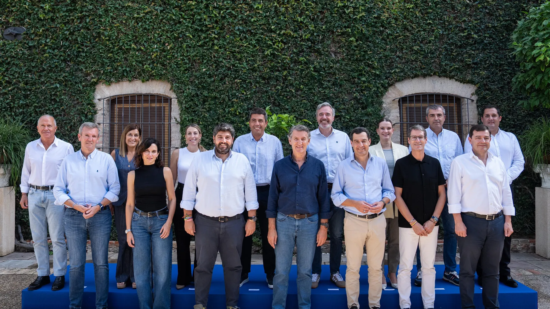 Foto de familia de Feijóo con los barones autonómicos del PP