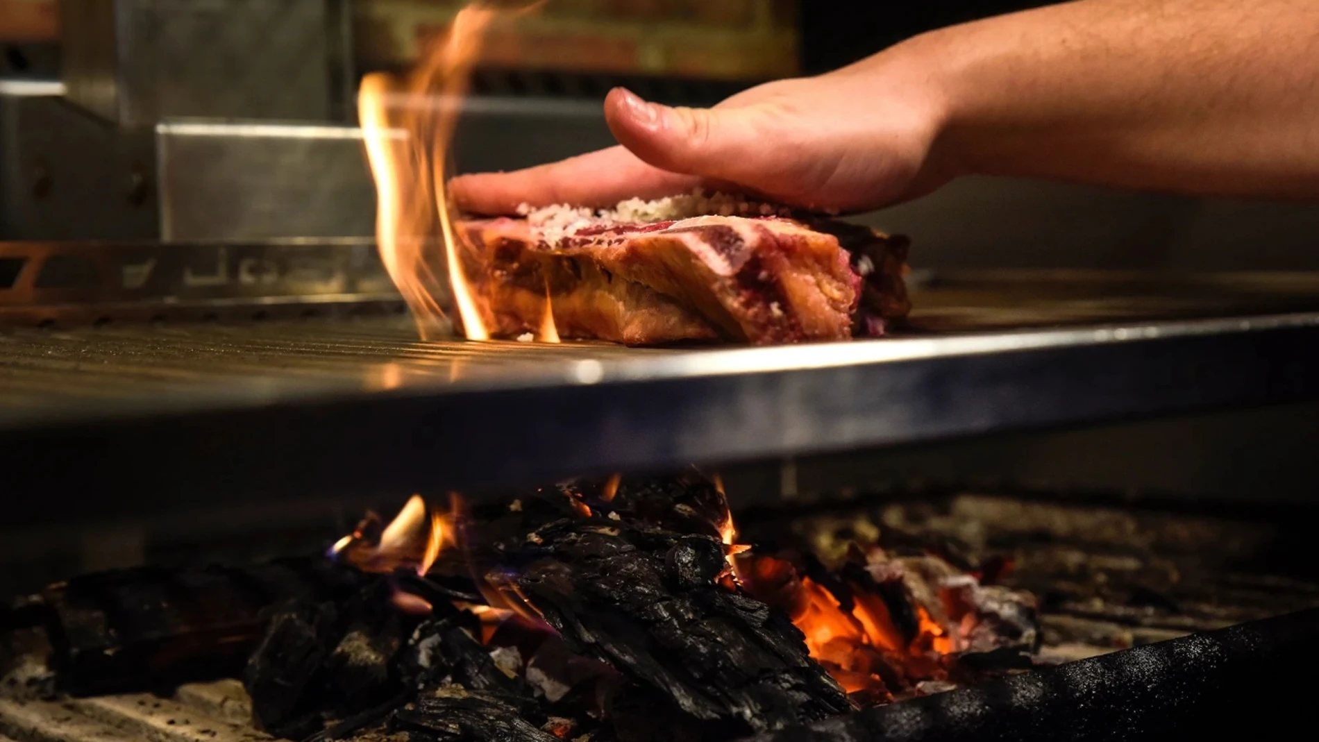 Aquí la brasa no solo un instrumento de cocina, sino un lenguaje