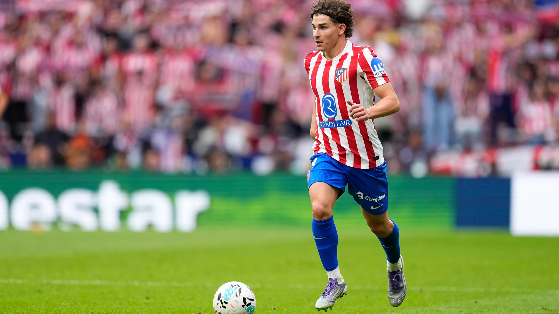 Julian Alvarez of Atletico de Madrid in action during the Spanish League, LaLiga EA Sports, football match played between Atletico de Madrid and Real Madrid at Riyadh Air Metropolitano stadium on September 27, 2025, in Madrid, Spain. AFP7 27/09/2025 ONLY FOR USE IN SPAIN