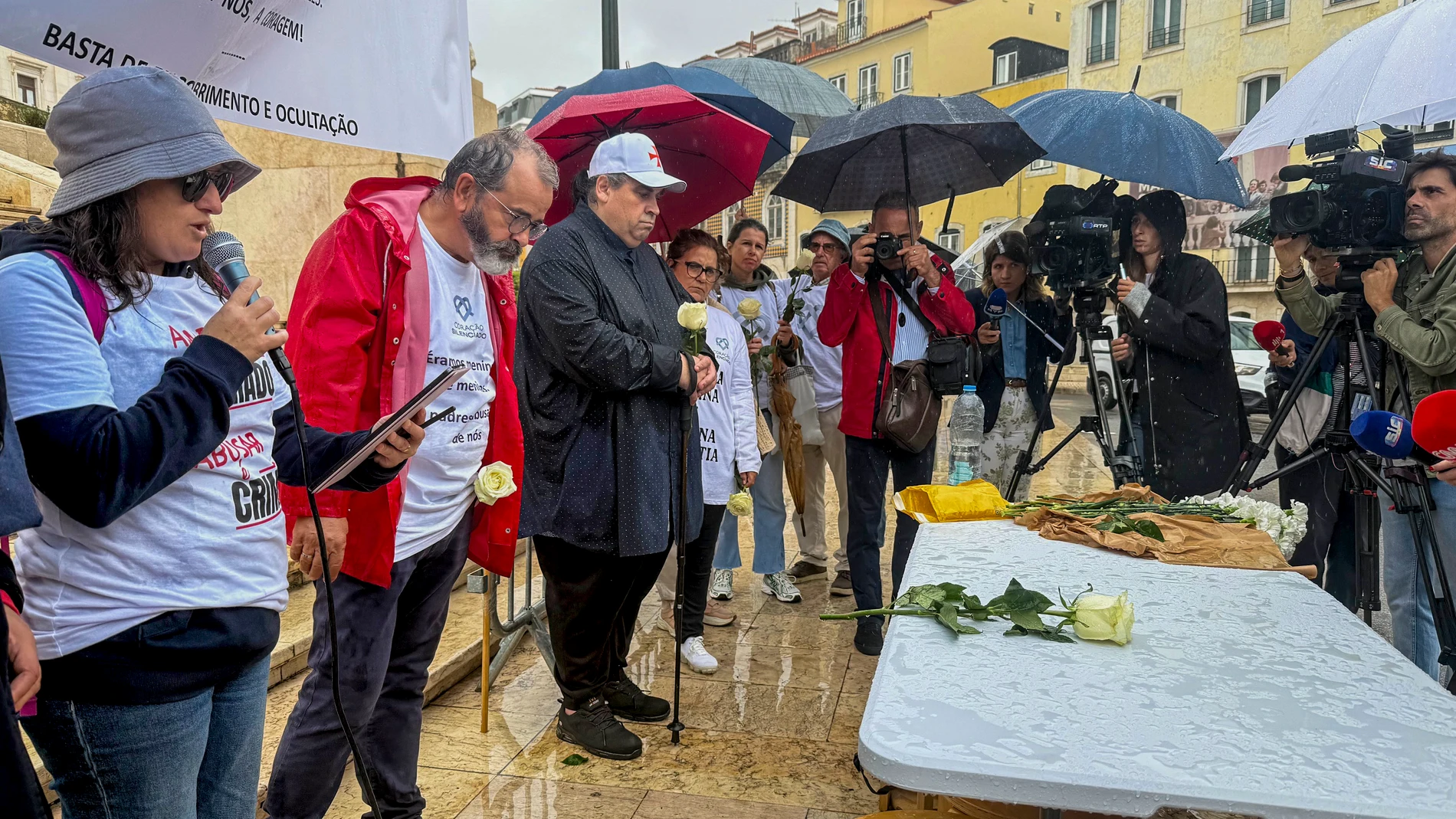 LISBOA (PORTUGAL), 27/09/2025.- Víctimas portuguesas y españolas de abusos sexuales en el seno de la Iglesia Católica denunciaron este sábado en Lisboa la dilación en los proceso de indemnización y, en el caso de Portugal, la inacción por parte del Estado a la hora de proteger y apoyar a estas personas. Bajo una lluvia intensa, miembros de Corazón Silenciado, el principal grupo de víctimas en Portugal, junto con representantes de la Asociación Nacional de Infancia Robada (ANIR) y de Justice I...