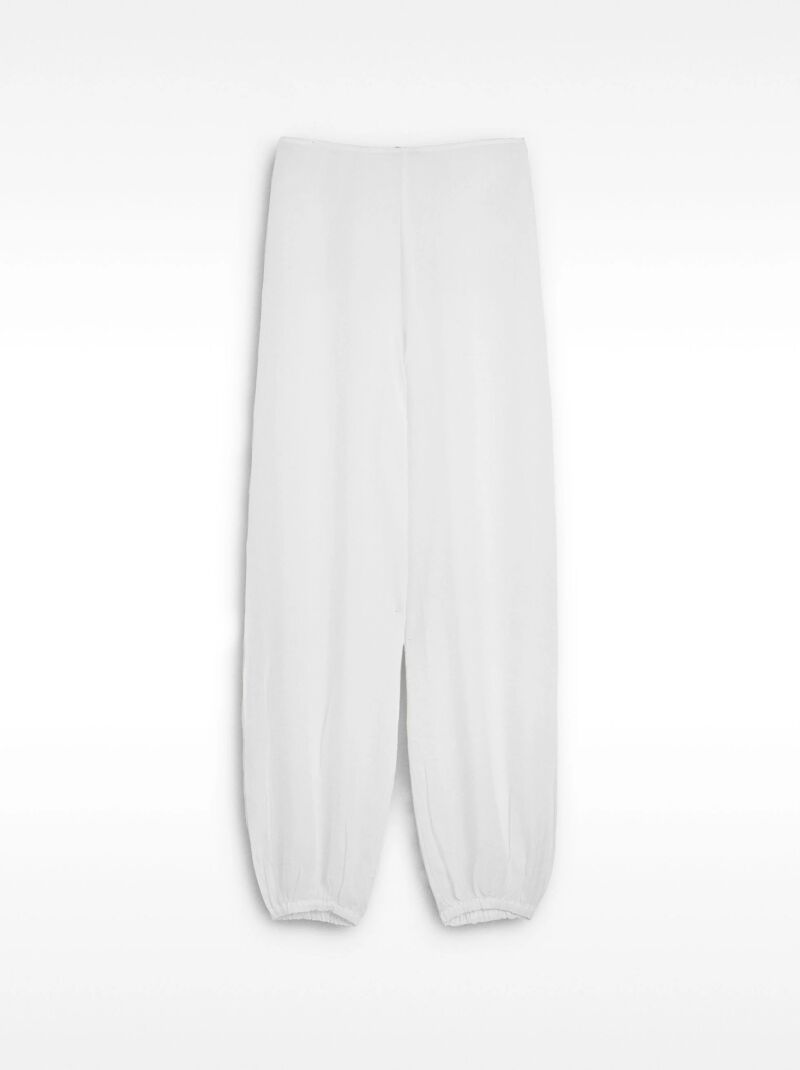 Pantalones bombachos en blanco.
