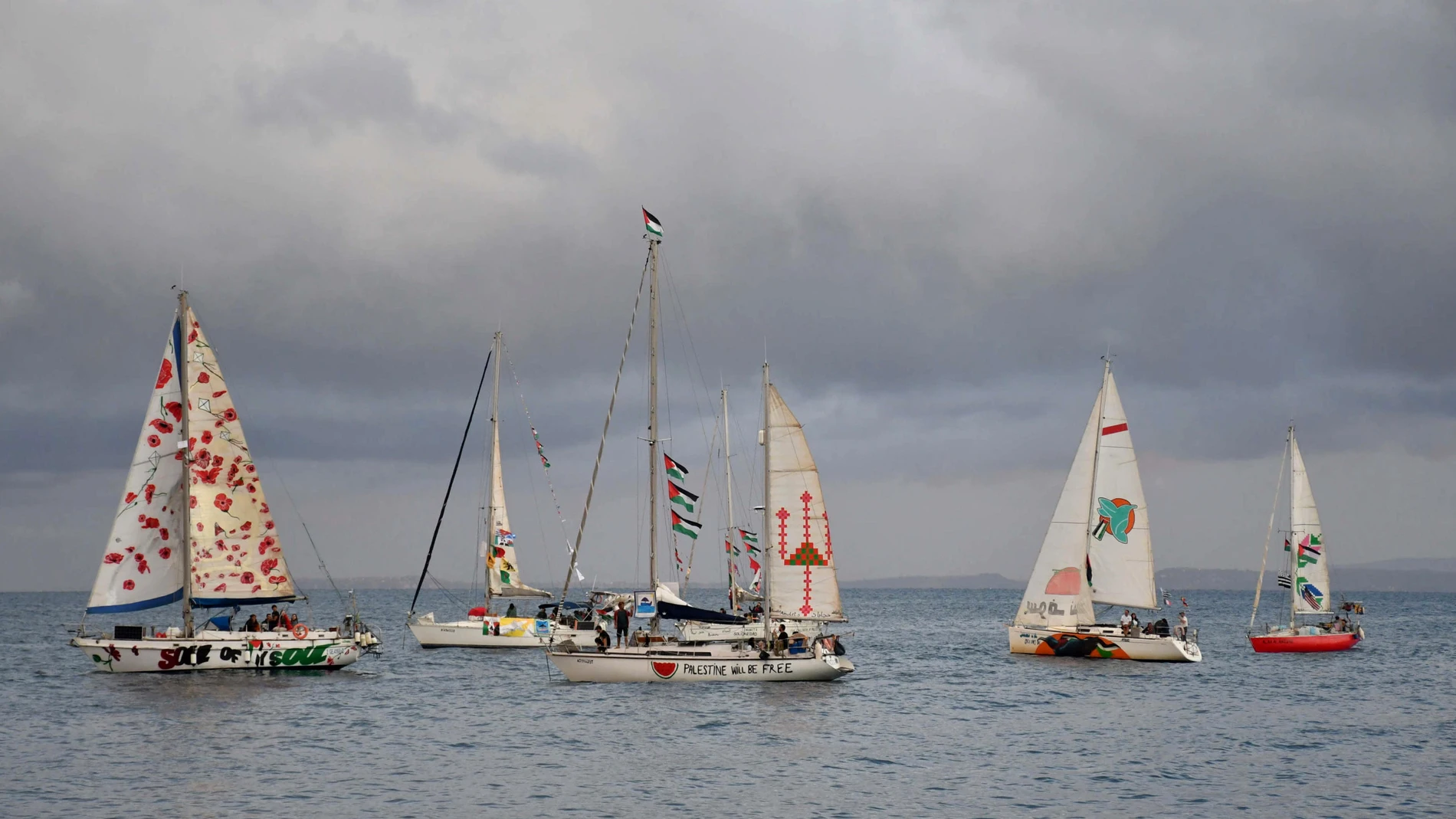 Catania (Italy), 27/09/2025.- A flotilla of boats leaves the port of San Giovanni Li Cuti in Catania, Sicily, southern Italy, 27 September 2025. The Freedom Flotilla Coalition (FFC) and Thousand Madleens to Gaza (TMTG) announced the launch of a flotilla to Gaza of 10 boats from Catania, with dozens on board. (Italia) EFE/EPA/ORIETTA SCARDINO