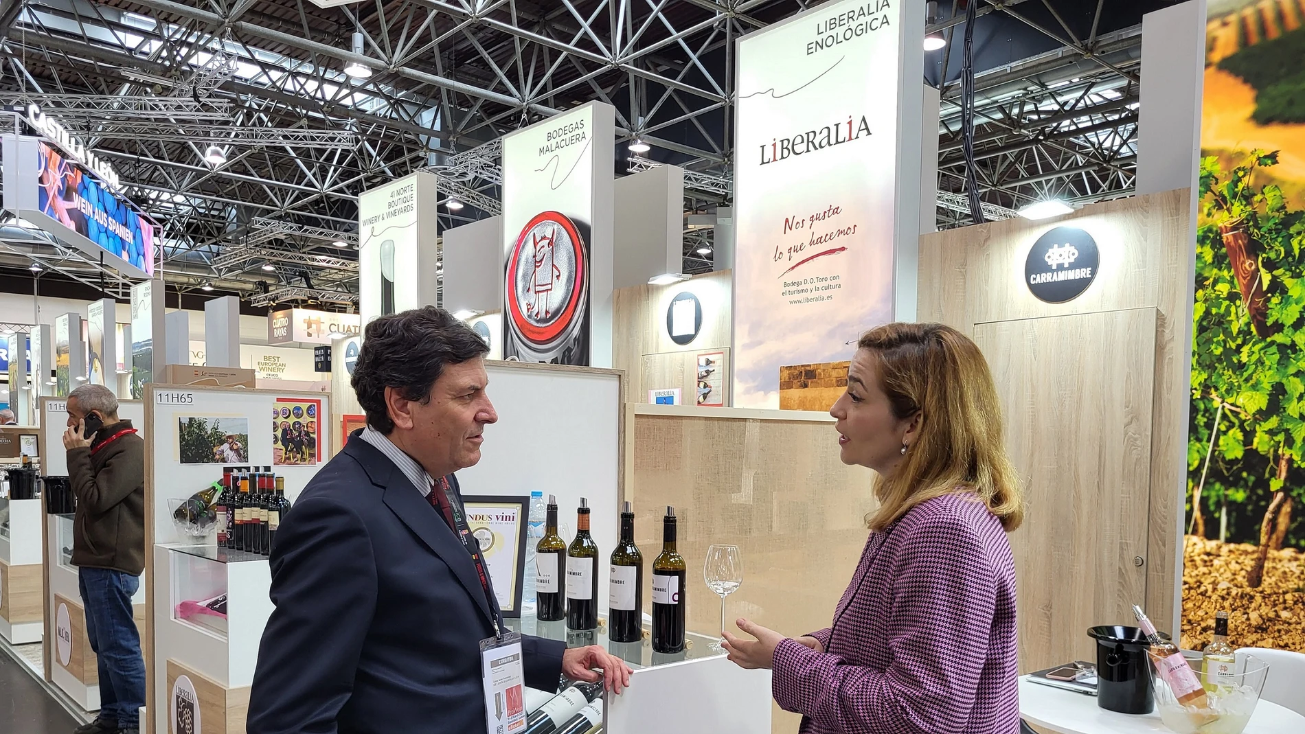 El consejero de Economía y Hacienda, Carlos Fernández Carriedo, durante una visita a una feria de vinos