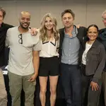 El creador Bill Lawrence junto a Donald Faison, Sarah Chalke, Zach Braff, Judy Reyes y John C. McGinley durante la primera lectura de guion del reboot de 'Scrubs'