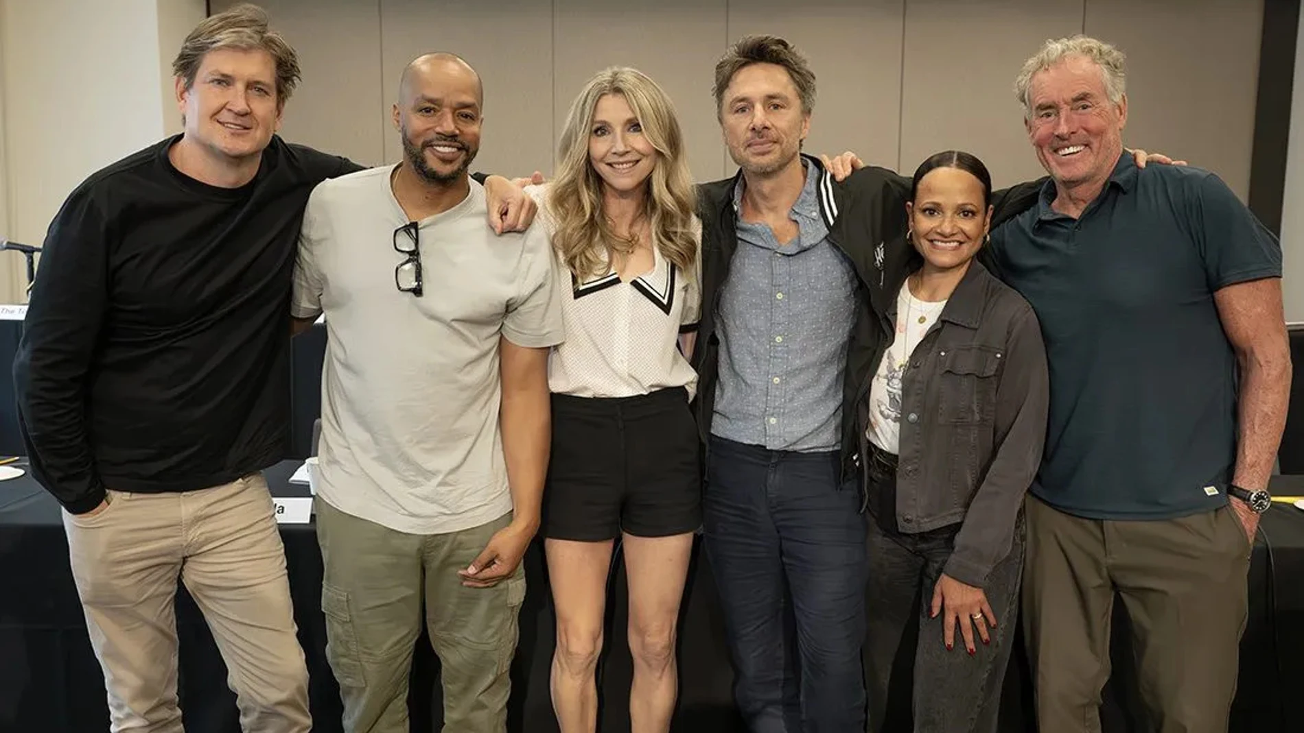 El creador Bill Lawrence junto a Donald Faison, Sarah Chalke, Zach Braff, Judy Reyes y John C. McGinley durante la primera lectura de guion del reboot de 'Scrubs'