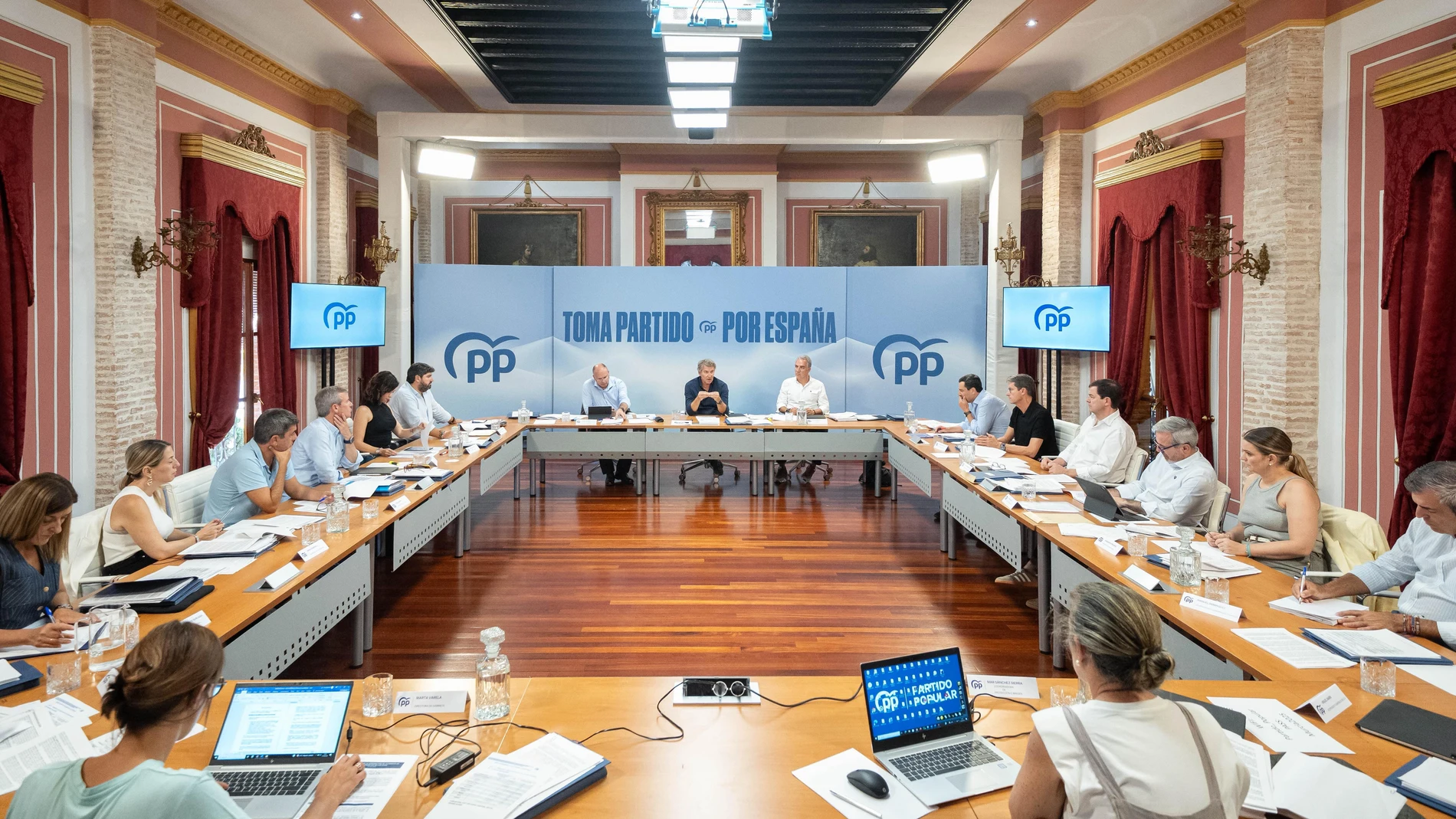 MURCIA, 27/09/2025.- El presidente del Partido Popular, Alberto Núñez Feijóo (c), junto a los presidentes del PP de Comunidades Autónomas este sábado, en Murcia. Alberto Núñez Feijóo se reúne este sábado a puerta cerrada en un restaurante de la huerta de Murcia con los presidentes autonómicos de su formación para diseñar la estrategia del nuevo curso político. EFE/ Pp De Murcia SOLO USO EDITORIAL SOLO DISPONIBLE PARA ILUSTRAR LA NOTICIA QUE ACOMPAÑA (CRÉDITO OBLIGATORIO)