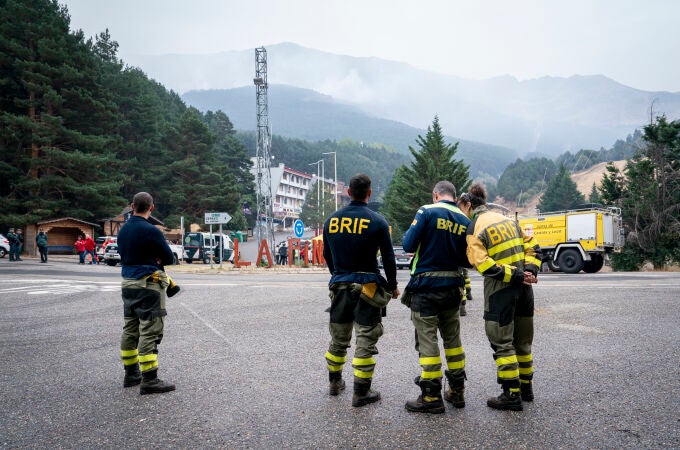 El incendio de Peñalba ya supera las 3.000 hectáreas y entra en Segovia obligando a desalojar Riofrío de Riaza y La Pinilla