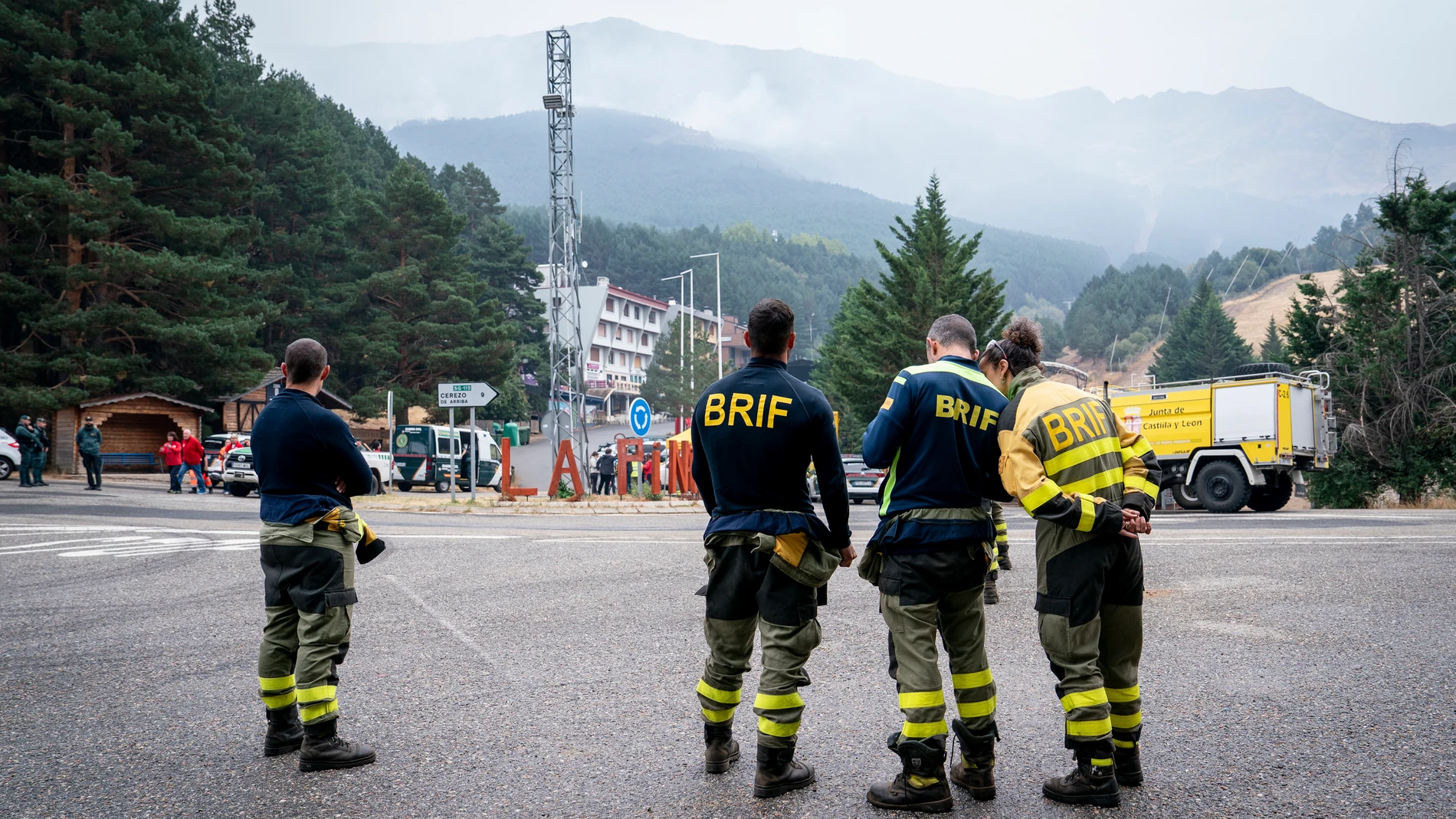 Agentes de los Servicios de Emergencia trabajan en el incendio en el entorno del Pico del Lobo desde la estación de esquí de La Pinilla, a 28 de septiembre de 2025, en La Pinilla, en Segovia, Castilla y León (España). La Junta de Castilla y León ha declarado un incendio de Índice de Gravedad Potencial (IGR) 2 en la localidad de Cerezo de Arriba tras entrar en la provincia de Segovia el fuego originado hace siete días en el paraje de Pico del Lobo, en Peñalba de la Sierra (Guadalajara), lo que...
