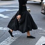 Look de street style con bailarinas.