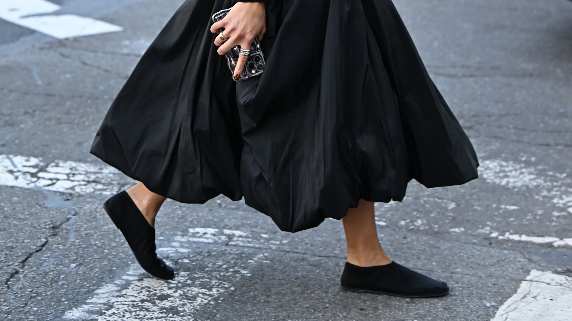 Look de street style con bailarinas.