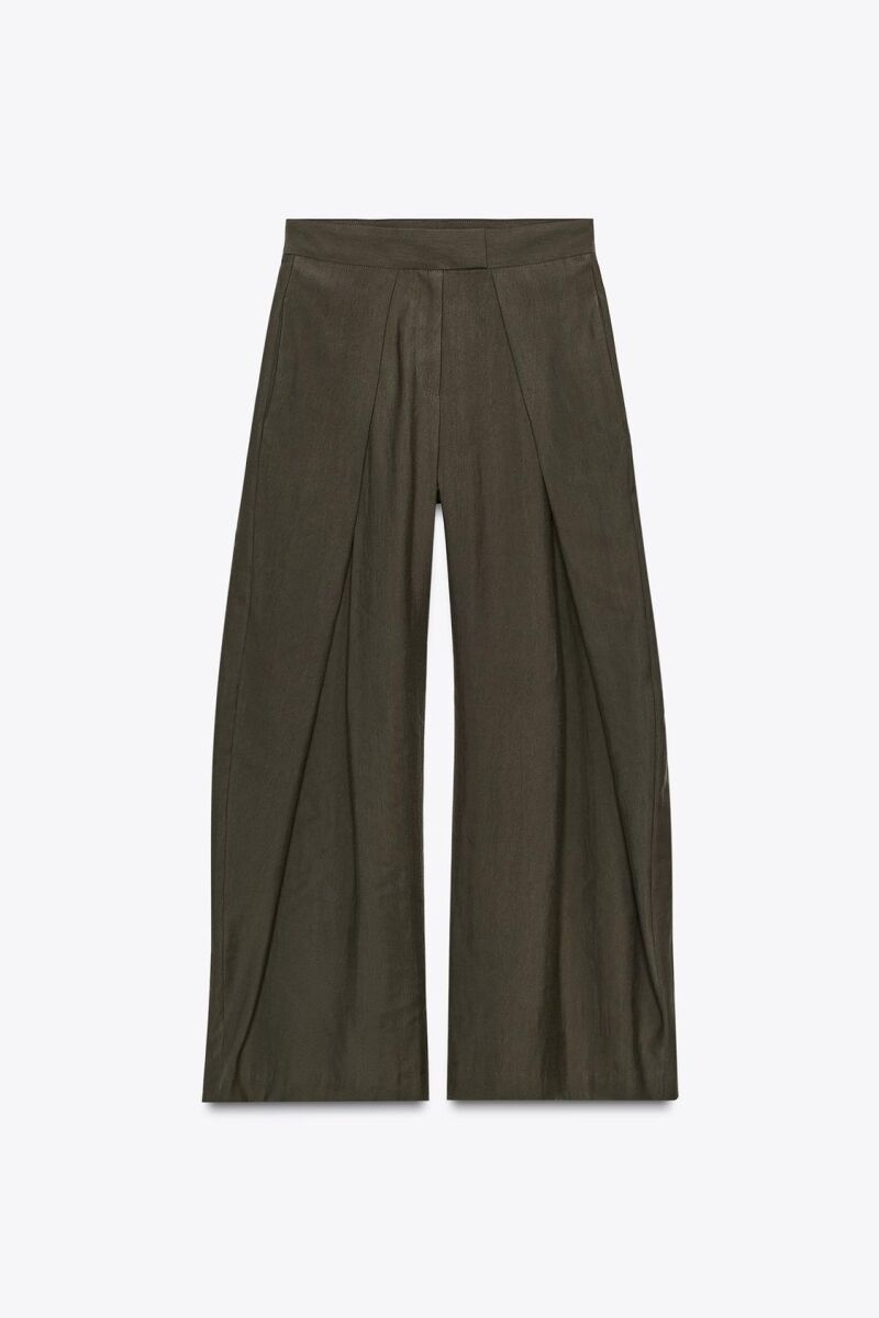 Pantalones con pliegues delanteros.