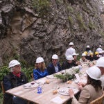 Arsuaga conversa con Mar Sancho y el resto de comensales durante la grabación de Masterchef Celebrity en Atapuerca