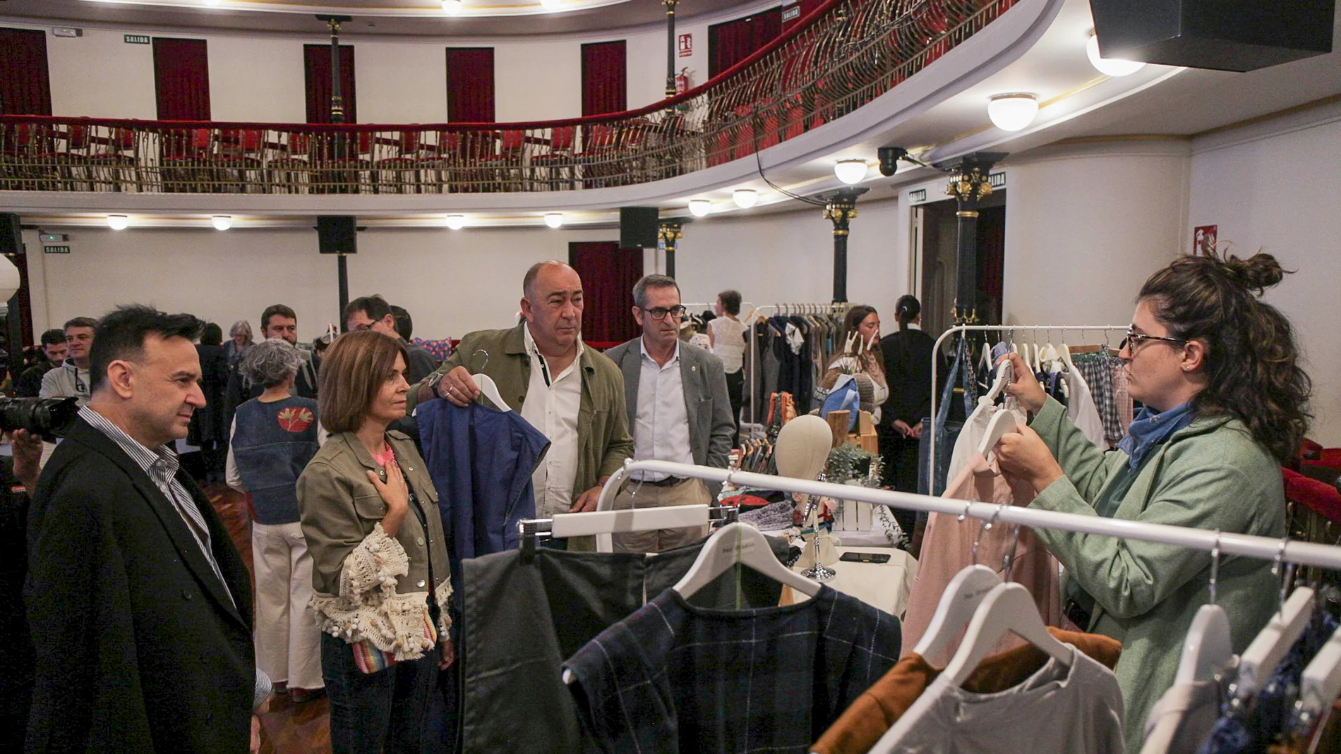 Miguel Ángel de Vicente y Magdalena Rodríguez visitan el evento SOS-Tejible en el Teatro Juan Bravo de Segovia