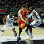De Larrea escapa de la defensa del Real Madrid en la final de la Supercopa