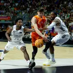 De Larrea escapa de la defensa del Real Madrid en la final de la Supercopa