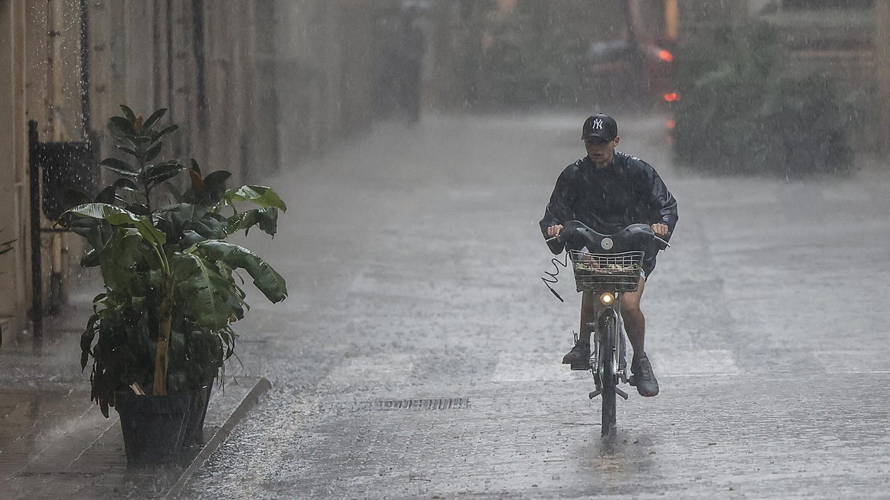 ¿Puedes faltar al trabajo en caso de lluvias torrenciales y emergencias? Esto dice el Estatuto de los Trabajadores