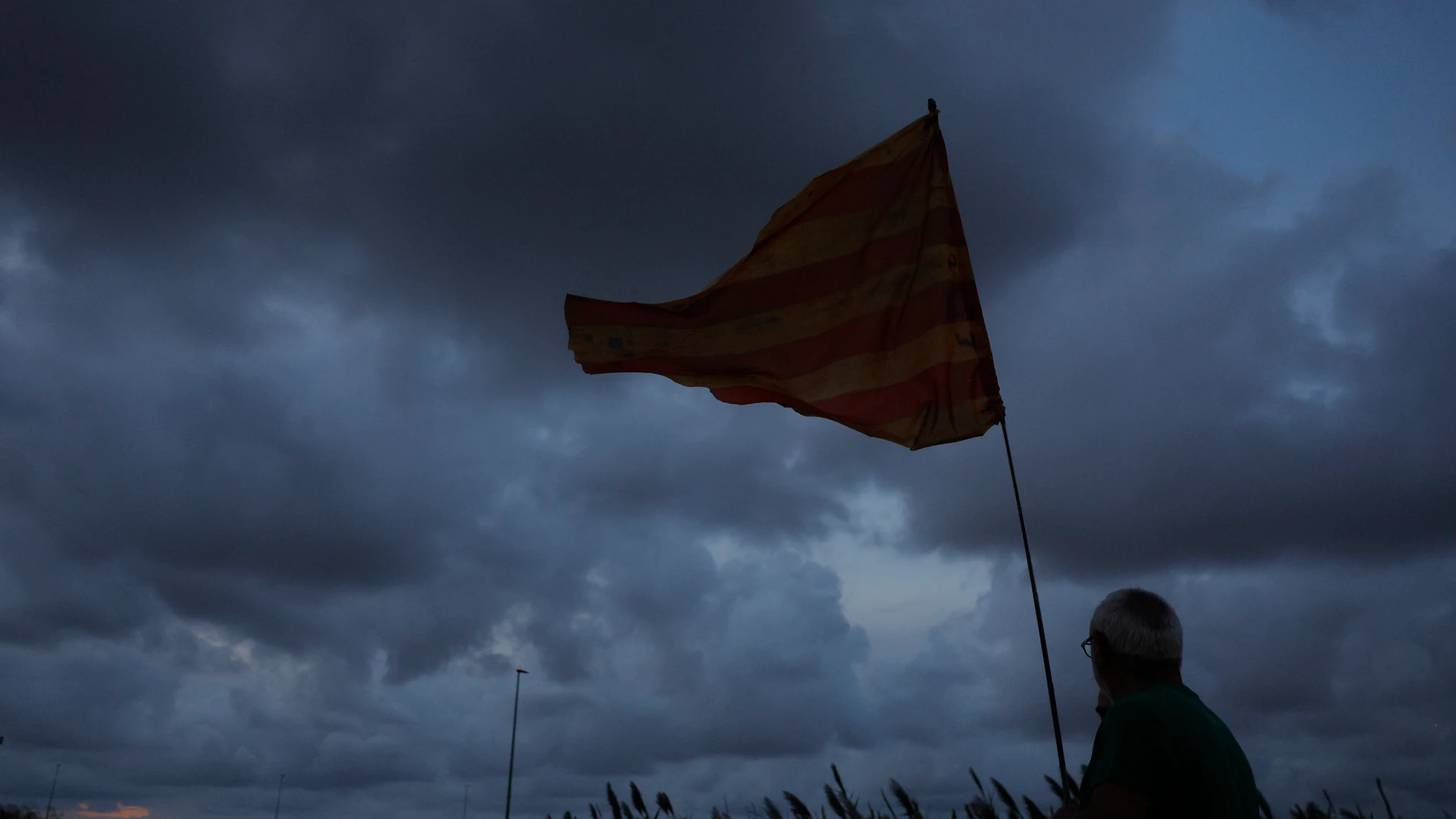 VALENCIA, 28/09/2025.- La úndécima manifestación contra el presidente de la Generalitat, Carlos Mazón, por su gestión de la dana del 29 de octubre de 2024 ha empezado con el inicio de dos marchas, una desde la residencia de personas mayores de Paiporta (Valencia) y la otra desde La Rambleta en la ciudad de València, que confluirán en el "Puente de la Solidaridad". EFE/Kai Forsterling