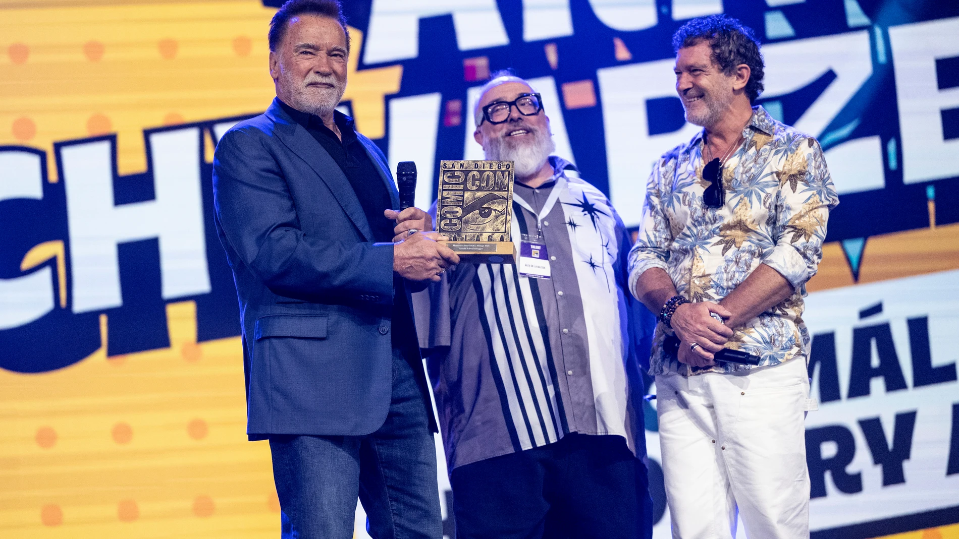 Arnold Schwarzenegger, Álex de la Iglesia y Antonio Banderas, hoy durante el homenaje al actor estadounidense en la San Diego Comic-Con Málaga