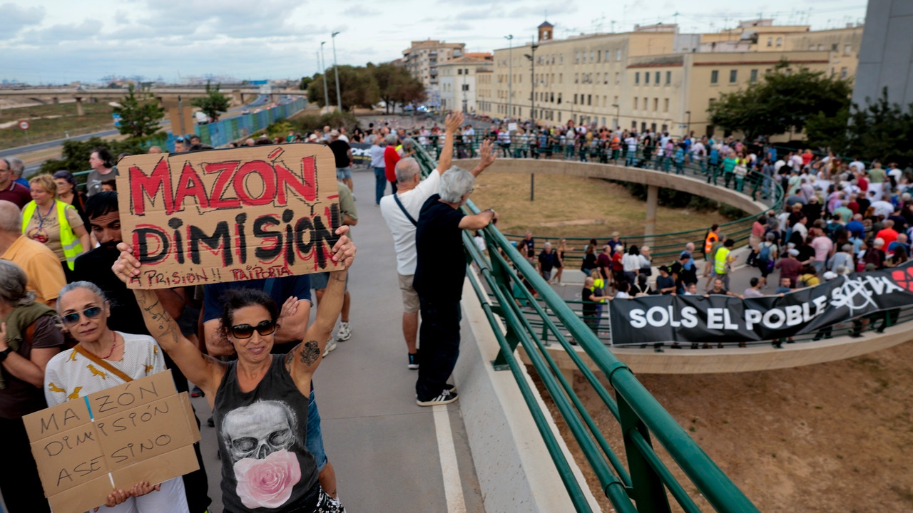 Dos manifestaciones salen de Paiporta y Valencia apurando las alertas meteorológicas para exigir la dimisión de Mazón