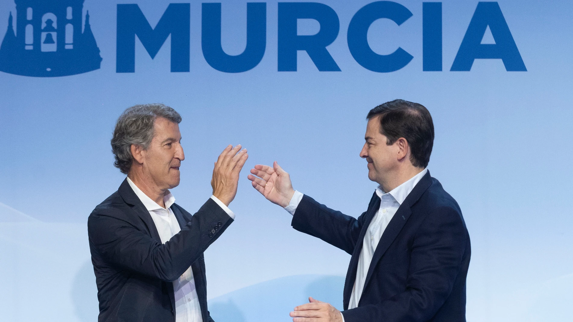MUR01.MURCIA, 28/09/2025.- El presidente del PP Alberto Núñez Feijóo (i) y el presidente de Castilla y LEón Alfonso Fernández Mañueco (d), durante un momento del acto de clausura del encuentro que ha reunido este fin de semana con los barones de su partido Murcia, este domingo en el Teatro Circo de Murcia. EFE/Marcial Guillén