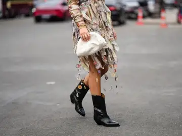 Vaqueros y botas: así es como las francesas llevan esta combinación clásica en otoño Vaqueros y botas: así es como las francesas llevan esta combinación clásica en otoño