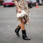 Vaqueros y botas: así es como las francesas llevan esta combinación clásica en otoño