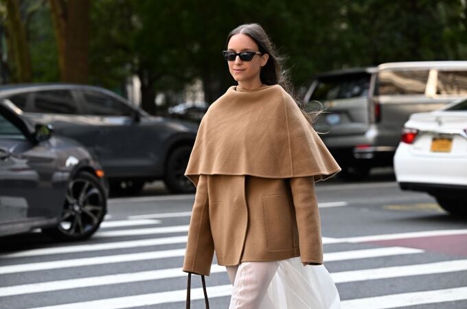 Influencer con look otoñal.