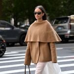 Influencer con look otoñal.