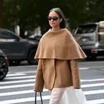 Influencer con look otoñal.