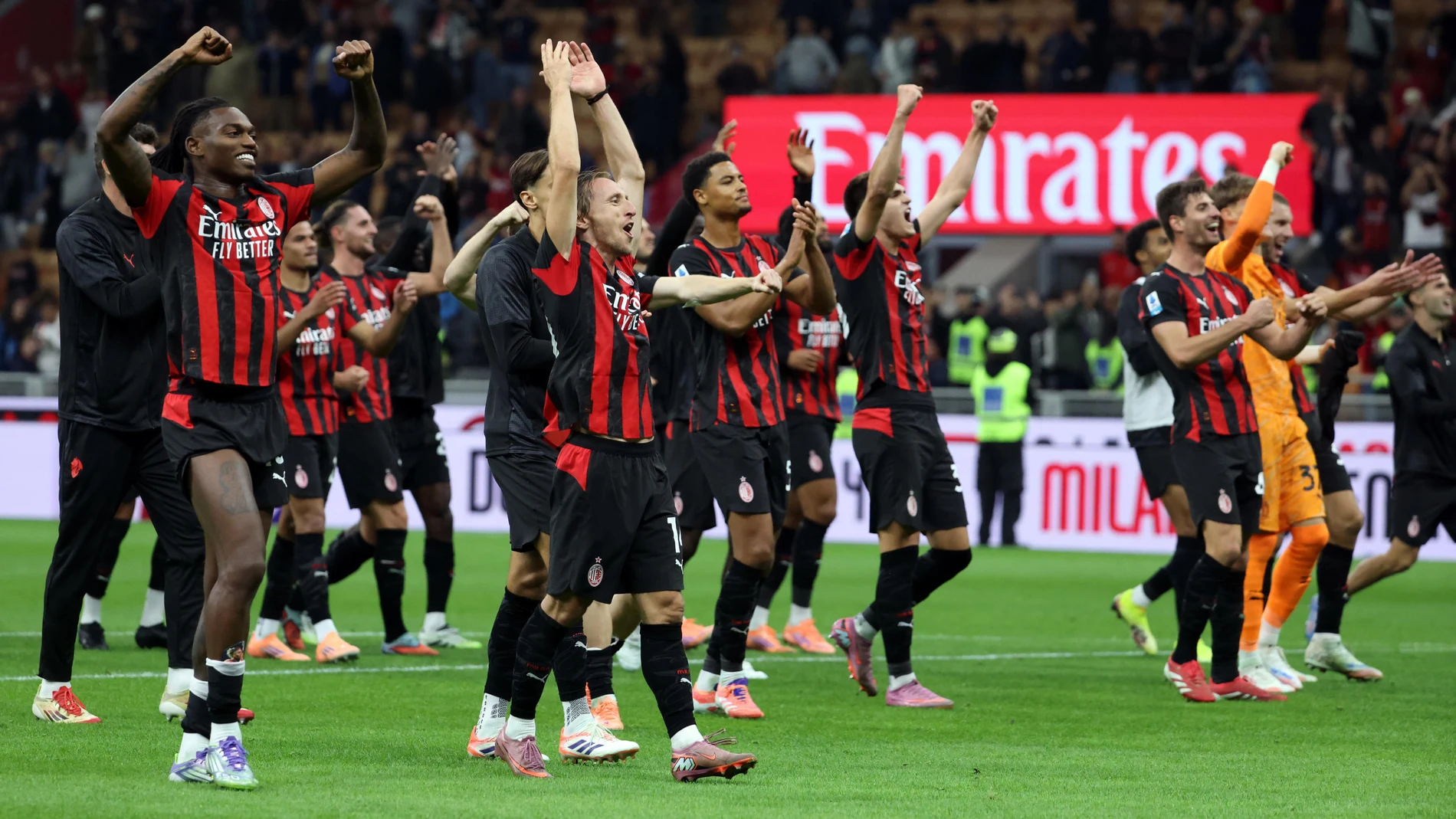 MILAN (Italy), 28/09/2025.- AC Milan’s players celebrate after winning the Italian Serie A soccer match between AC Milan and Napoli in Milan, Italy, 28 September 2025. (Italia) EFE/EPA/MATTEO BAZZI