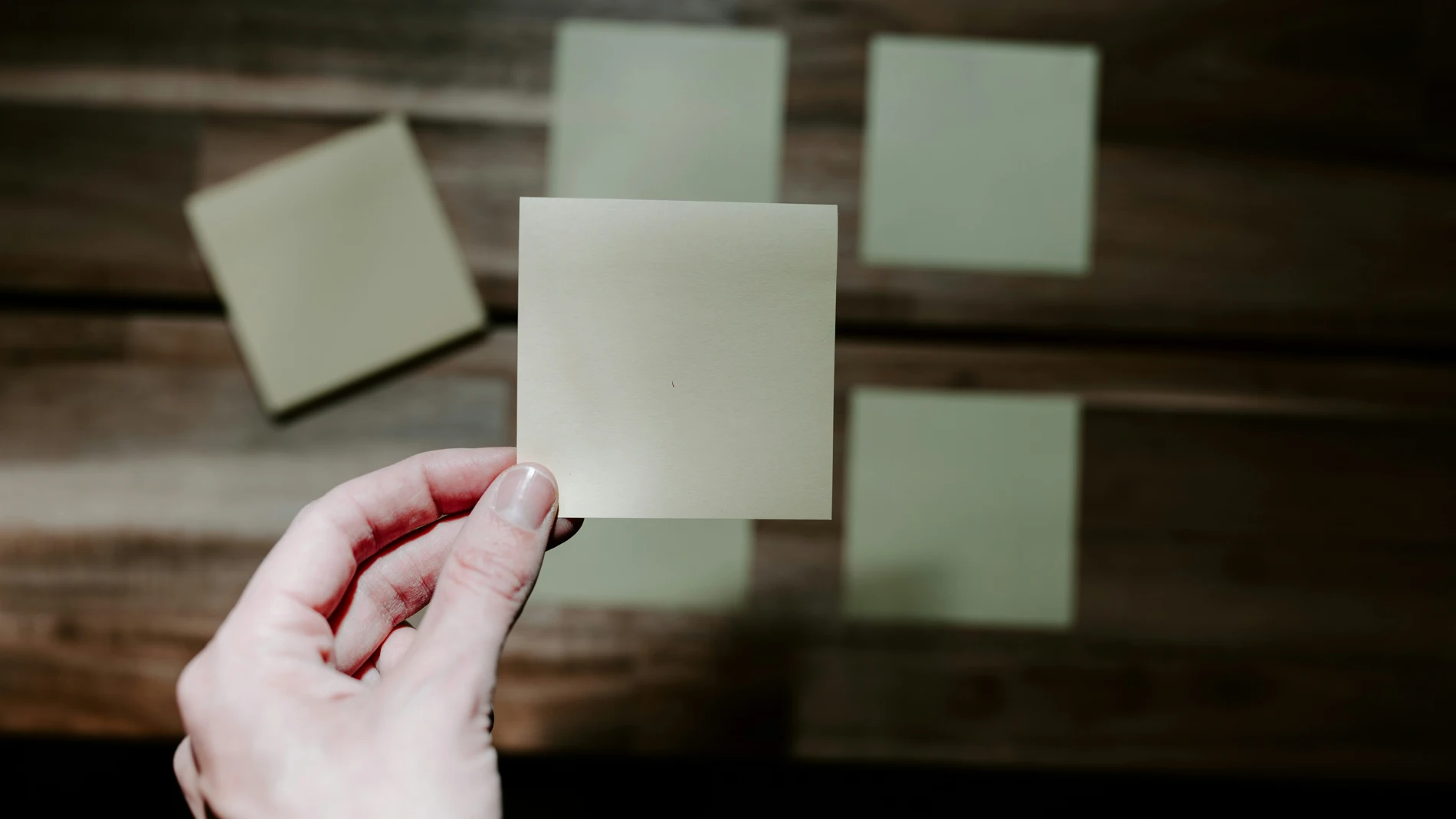 La verdadera razón por la que a veces olvidas a qué ibas a una habitación, según la psicología