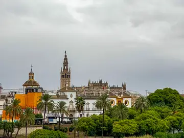 Imagen del cielo de Sevilla Sevilla, 28/09/2025. Imagen del cielo de Sevilla hoy Domingo en un día de cambios de temperatura y pequeños chubascos. EFE / David Arjona.