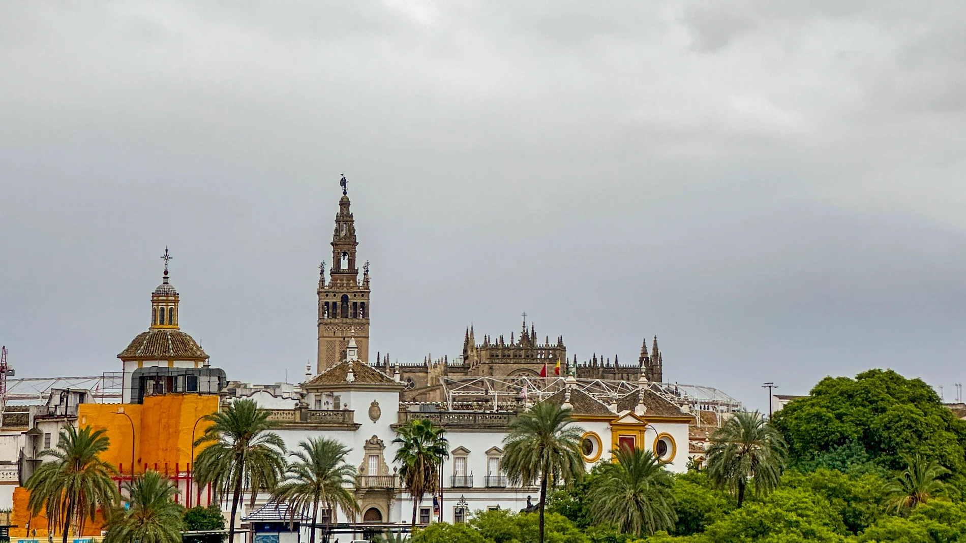 Sevilla, 28/09/2025. Imagen del cielo de Sevilla hoy Domingo en un día de cambios de temperatura y pequeños chubascos. EFE / David Arjona.