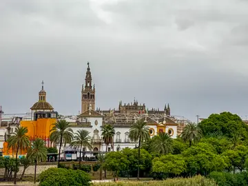 Tiempo en Sevilla Sevilla, 28/09/2025. Imagen del cielo de Sevilla hoy Domingo en un día de cambios de temperatura y pequeños chubascos. EFE / David Arjona.