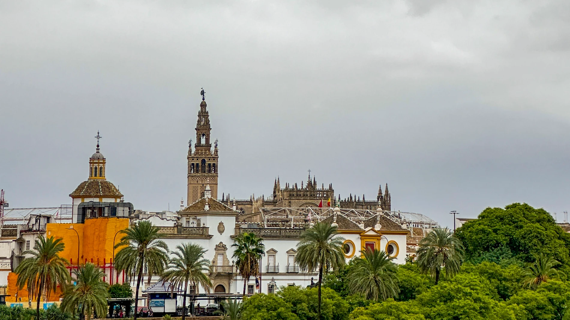 Sevilla, 28/09/2025. Imagen del cielo de Sevilla hoy Domingo en un día de cambios de temperatura y pequeños chubascos. EFE / David Arjona.